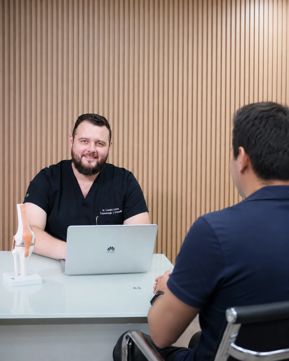 El Dr. Lizandro Lizama durante una consulta de ortopedia con un paciente en Mérida