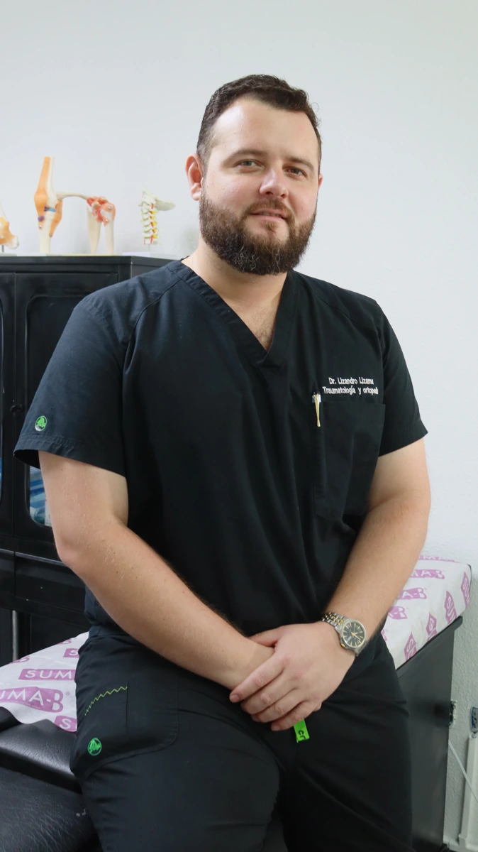 El Dr. Lizandro Lizama, traumatólogo en Mérida, en su consultorio